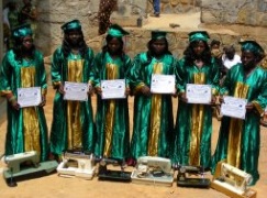Reisebericht 2012: Absolventinnen der Berikids-
Schneiderinnen-Ausbildung in Kumbo